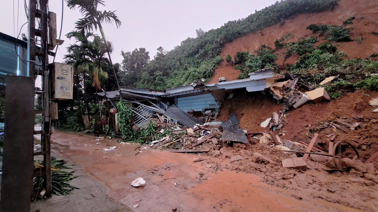 Lở đất ở Yên Bái khiến nam sinh lớp 10 tử vong