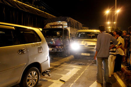 Tai nạn liên hoàn, quốc lộ 1A ùn tắc nhiều giờ liền