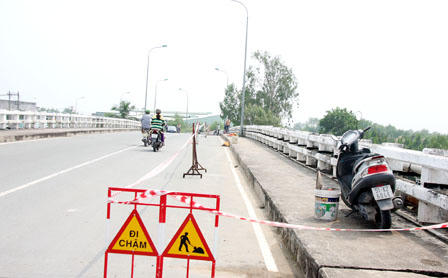 Xà lan đâm cầu Bà Sáu, tài công nguy kịch