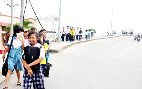 Xà lan đâm cầu Bà Sáu, tài công nguy kịch