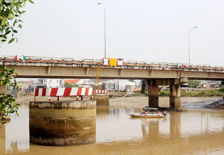 Xà lan đâm cầu Bà Sáu, tài công nguy kịch