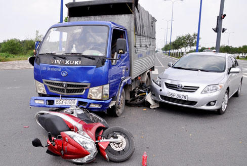 Va xích lô ngã xuống, một người bị xe container cán chết 