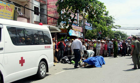 Ngã xuống đường, một phụ nữ bị xe bồn cán chết thảm