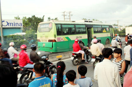 Xe máy đâm xe buýt ở làn ô tô, thanh niên chết thảm