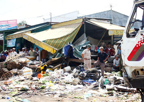 Hàng chục người thoát chết trong gang tấc khi xe ben mất thắng đâm xe khách