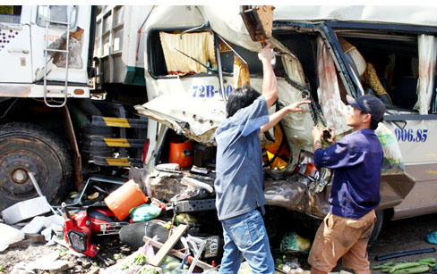 Hàng chục người thoát chết trong gang tấc khi xe ben mất thắng đâm xe khách