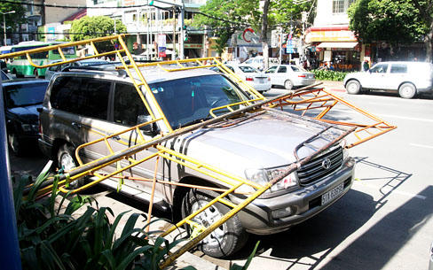 Dàn giáo công trình sập, đè ô tô giữa Sài Gòn