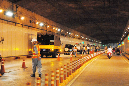 Xe chở bia bị lật trong hầm Thủ Thiêm