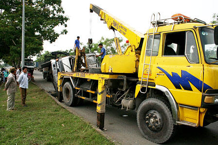 Giải cứu tài xế bất tỉnh trong cabin xe tải bị lật