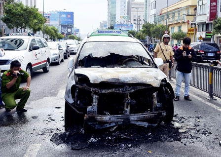Taxi chở 4 khách cháy dữ dội giữa TP HCM