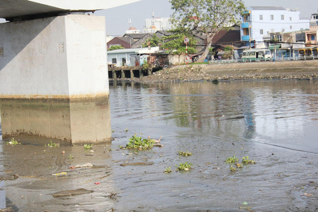 Phát hiện xác người trong vũng bùn dưới chân cầu Kênh Tẻ