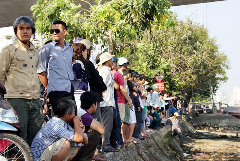 Phát hiện xác người trong vũng bùn dưới chân cầu Kênh Tẻ