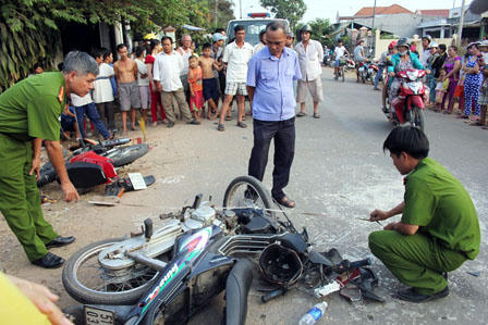 Xe máy tông nhau nát đầu đuôi, 5 người gặp nạn