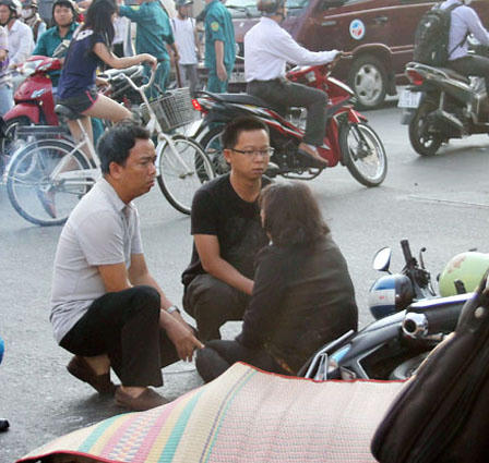 Thương tâm cảnh mẹ ôm xác con trai chết thảm vì xe buýt 