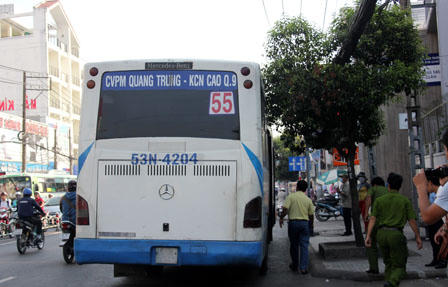 Thương tâm cảnh mẹ ôm xác con trai chết thảm vì xe buýt 