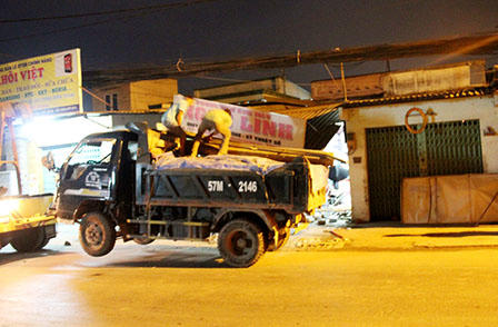 Xe ben đâm sập tiệm chụp ảnh, 3 người thoát chết