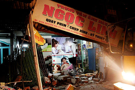 Xe ben đâm sập tiệm chụp ảnh, 3 người thoát chết