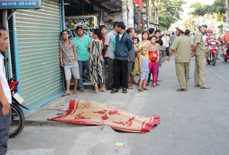 Một thanh niên chết tức tưởi bên vệ đường