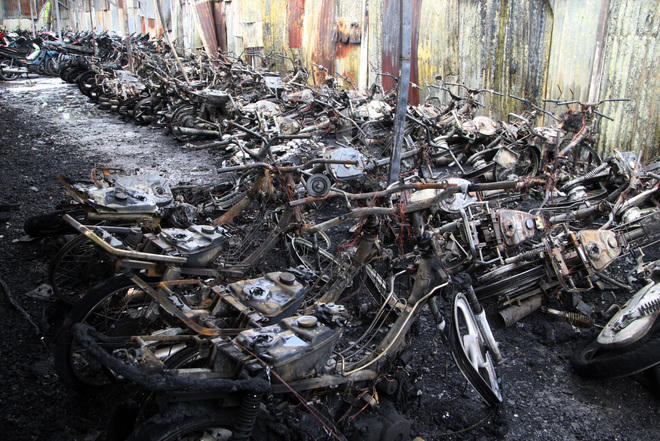 Cháy lớn tại bãi giữ xe, hàng trăm xe máy đắt tiền biến thành than