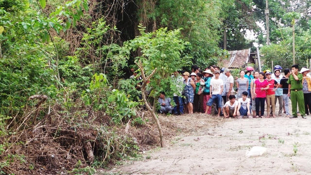 Cô gái chết bí ẩn trong bụi rậm với sợi dây quấn cổ