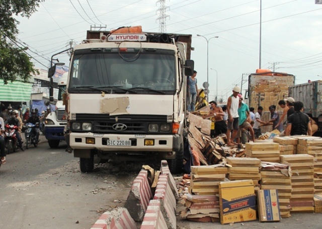 Xe tải chở gạch men làm “xiếc” trên quốc lộ