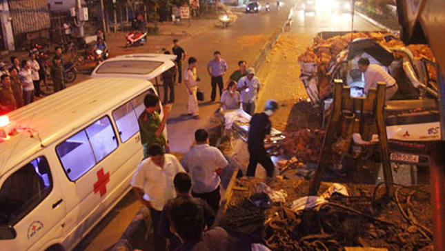 Tai nạn kinh hoàng trên QL 22, phụ xe kẹt chết trong cabin 