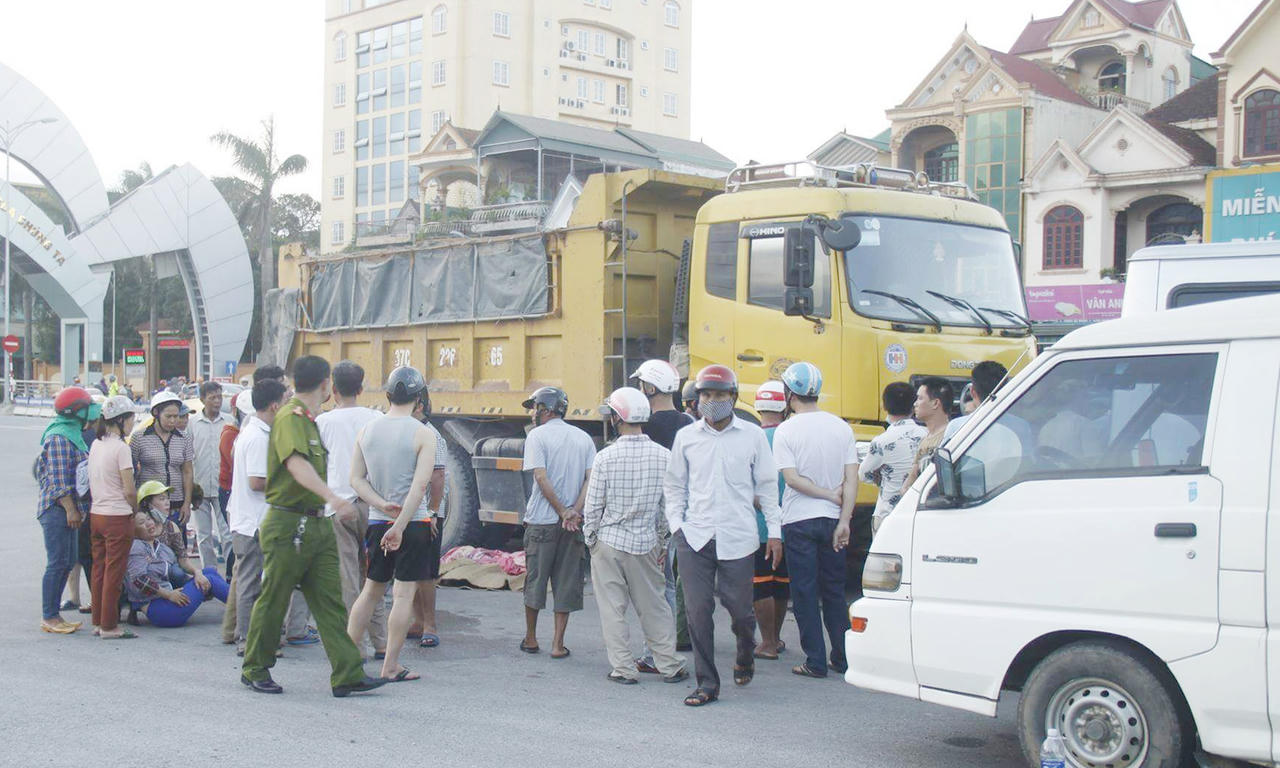  Xe tải chở đất tông con tử vong, mẹ nguy kịch 