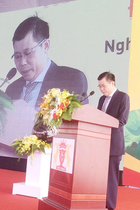 Phó Thủ tướng Đình Huệ nhấn nút vận hành cầu cảng Vissai