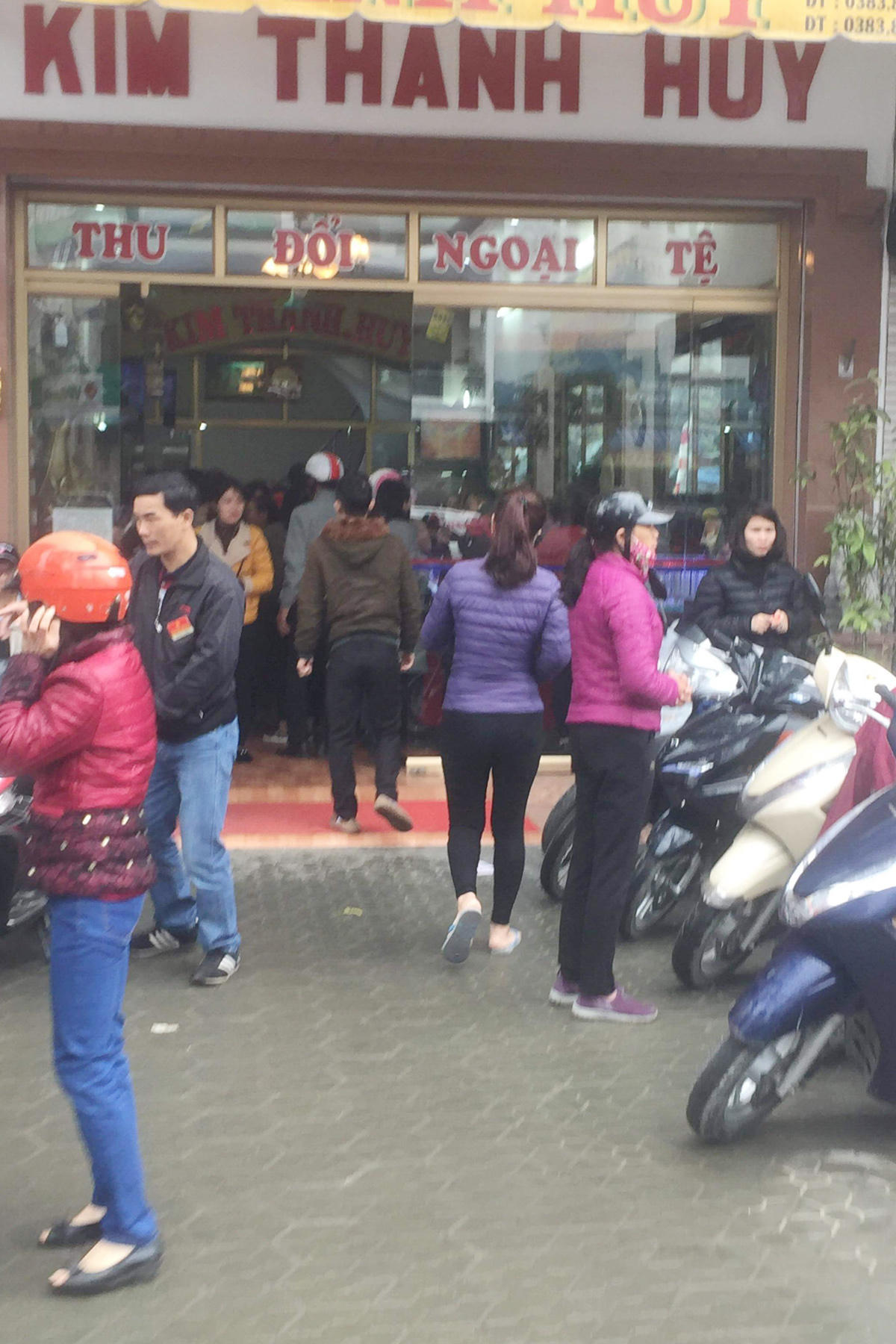 Nghệ An: Người dân chen nhau đi mua vàng ngày vía Thần Tài