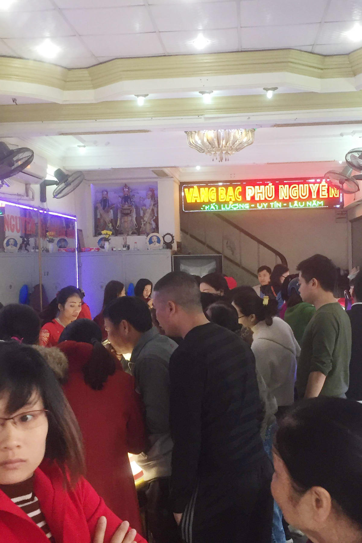 Nghệ An: Người dân chen nhau đi mua vàng ngày vía Thần Tài