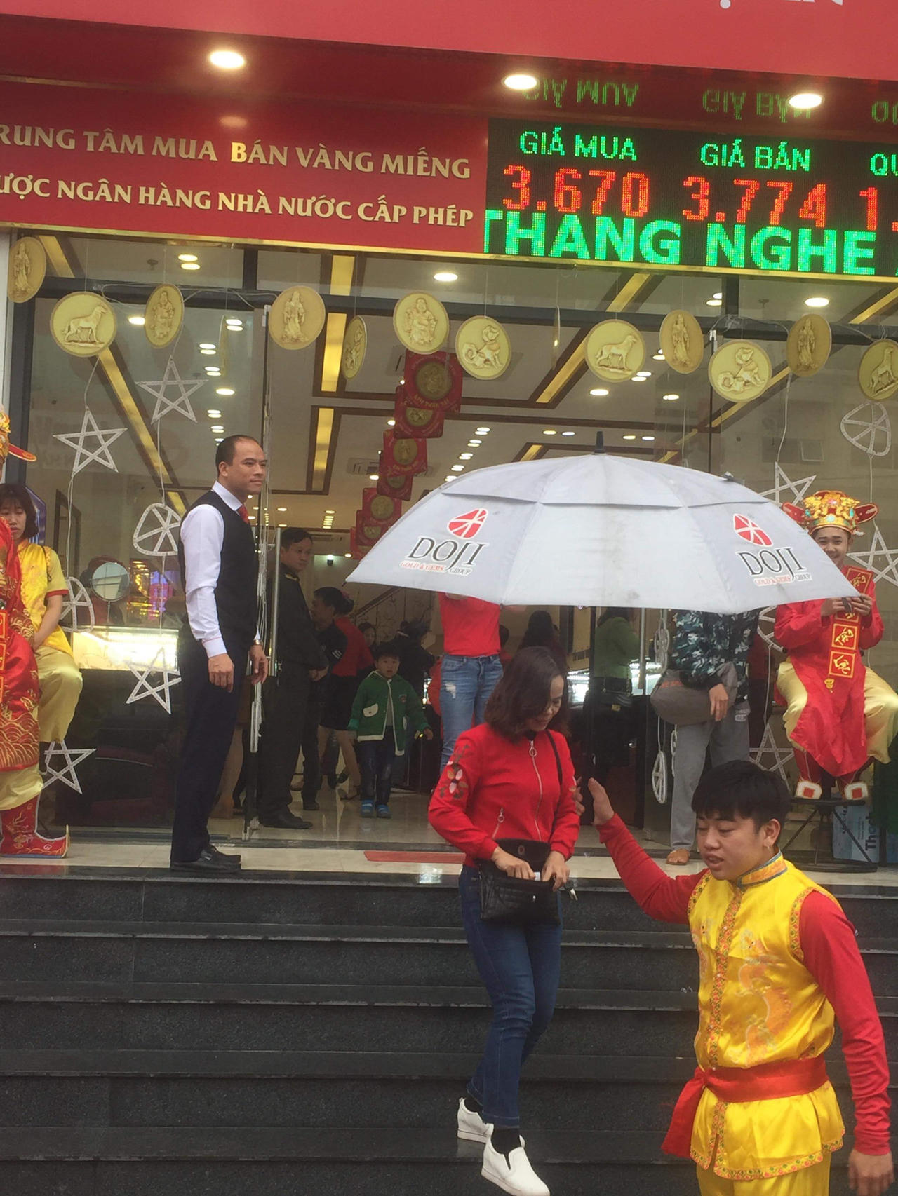 Nghệ An: Người dân chen nhau đi mua vàng ngày vía Thần Tài