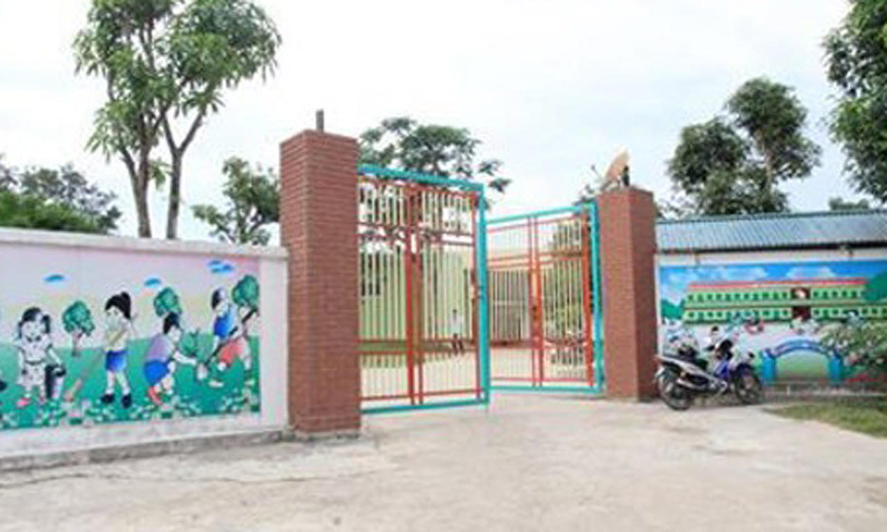  Công an vào cuộc vụ hàng chục giáo viên quỳ gối trước xe cán bộ