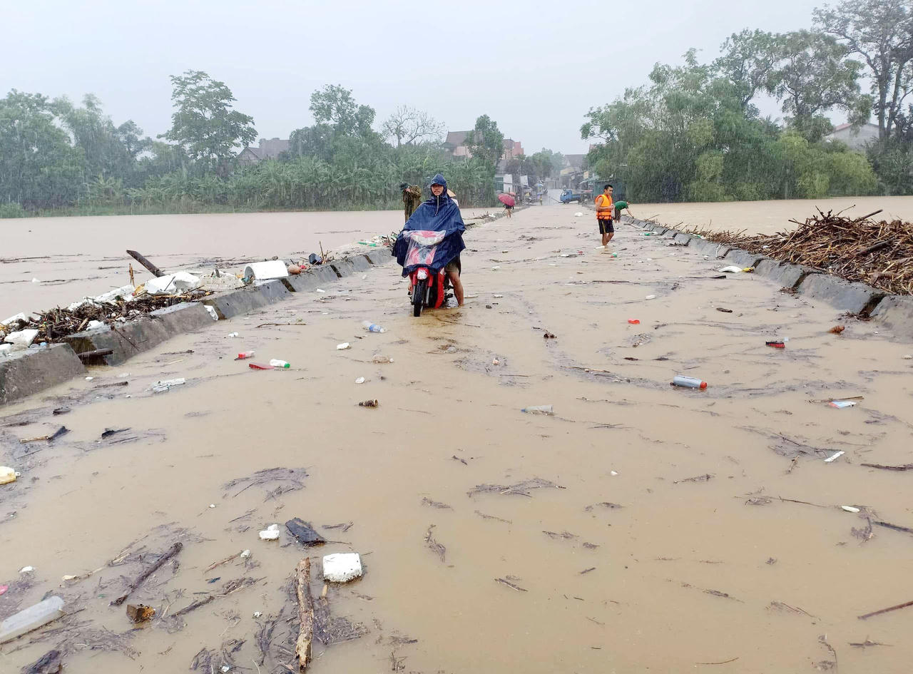 Nghệ An ngập úng, sạt lở đất, Hà Tĩnh phải xả lũ do áp thấp nhiệt đới