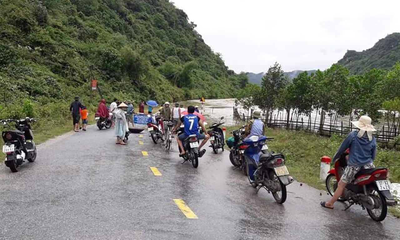 Mưa lớn do bão số 4, nhiều nơi ở Nghệ An ngập sâu