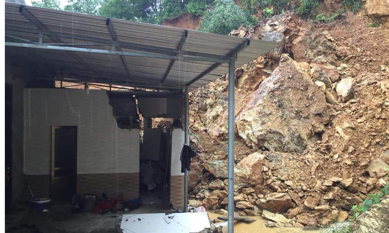 Mưa lớn do bão số 4, nhiều nơi ở Nghệ An ngập sâu