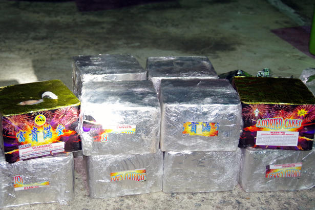 Xe khách nước ngoài, vận chuyển pháo lậu và lâm sản trái phép.