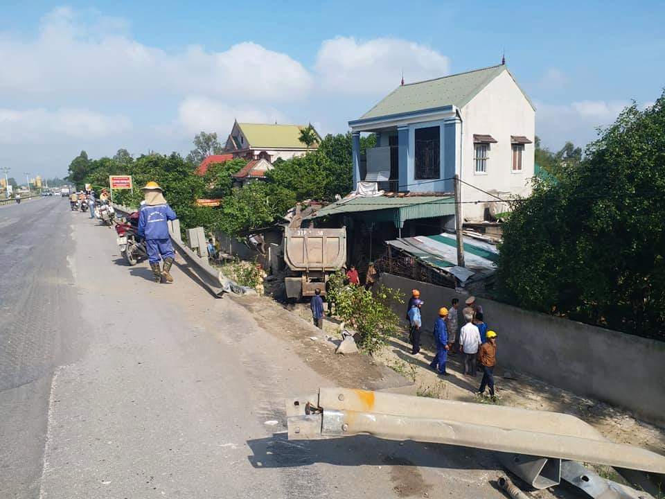 Xe đầu kéo lao sập nhà dân, chủ nhà bị thương nặng