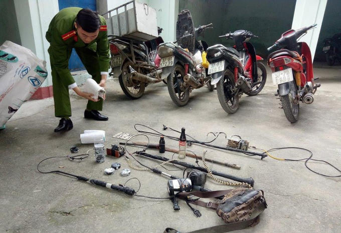 Bắt nhóm đối tượng đi ô tô câu trộm chó.