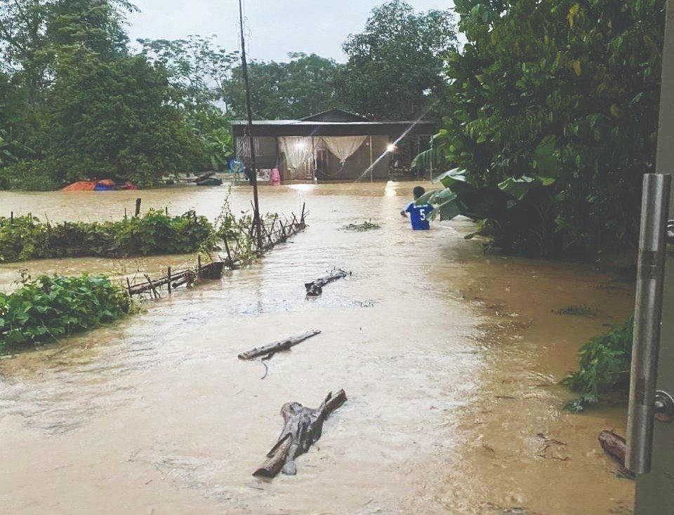 Mưa lớn chia cắt nhiều tuyến đường ở Nghệ An