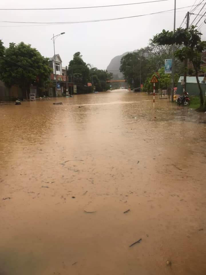 Mưa lớn chia cắt nhiều tuyến đường ở Nghệ An