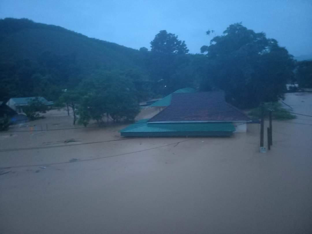 Mưa lớn chia cắt nhiều tuyến đường ở Nghệ An