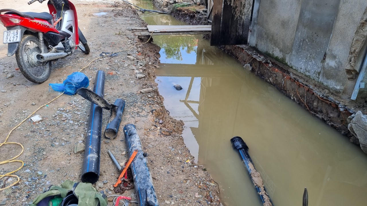 Nghệ An: Thi công đường làm hư hỏng đường ống khiến hàng loạt hộ dân mất nước sinh hoạt