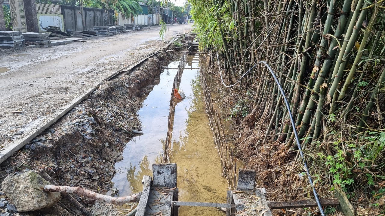 Nghệ An: Thi công đường làm hư hỏng đường ống khiến hàng loạt hộ dân mất nước sinh hoạt