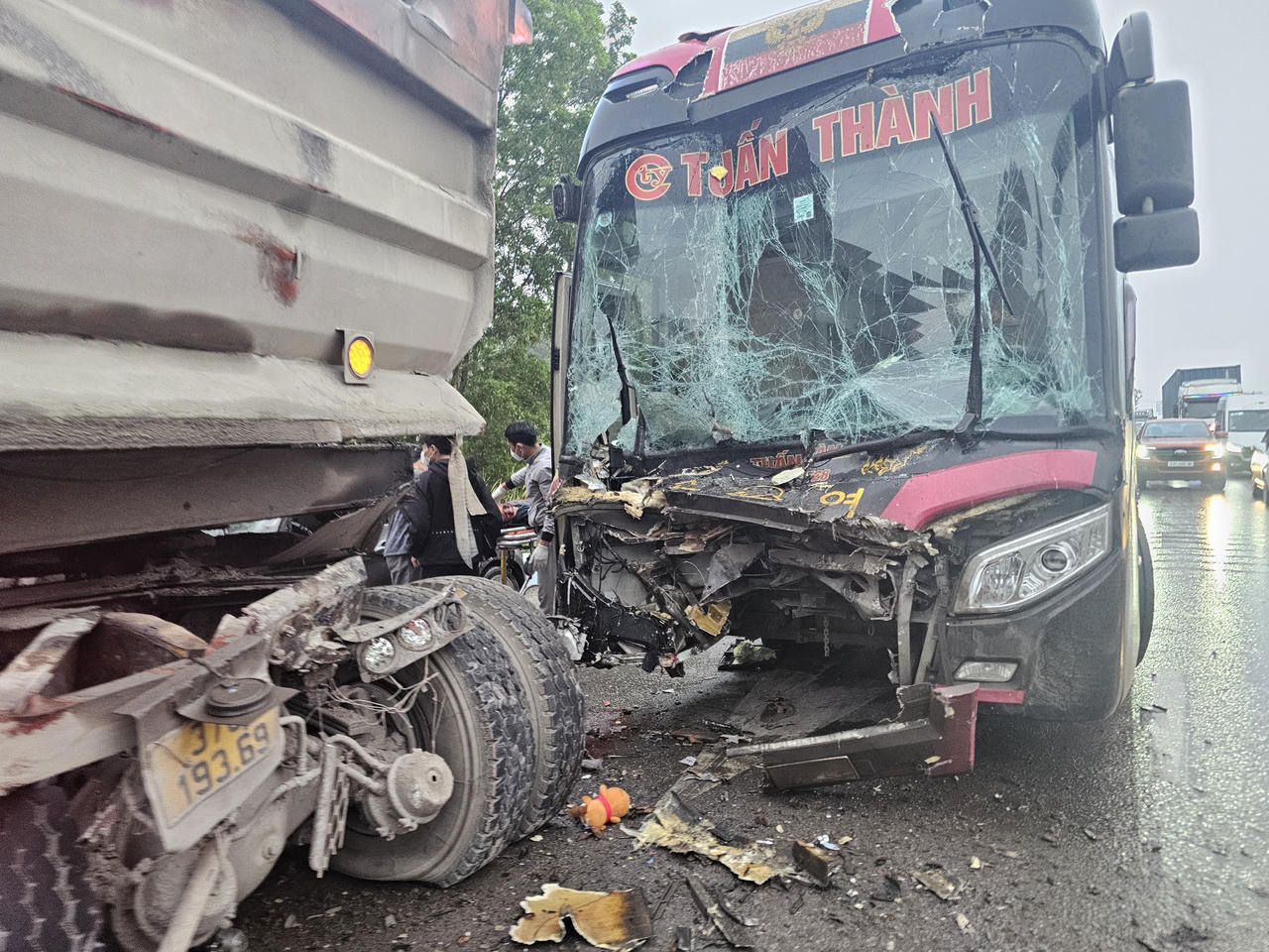 Tai nạn liên hoàn giữa 3 ô tô, 1 tài xế tử vong ở Nghệ An