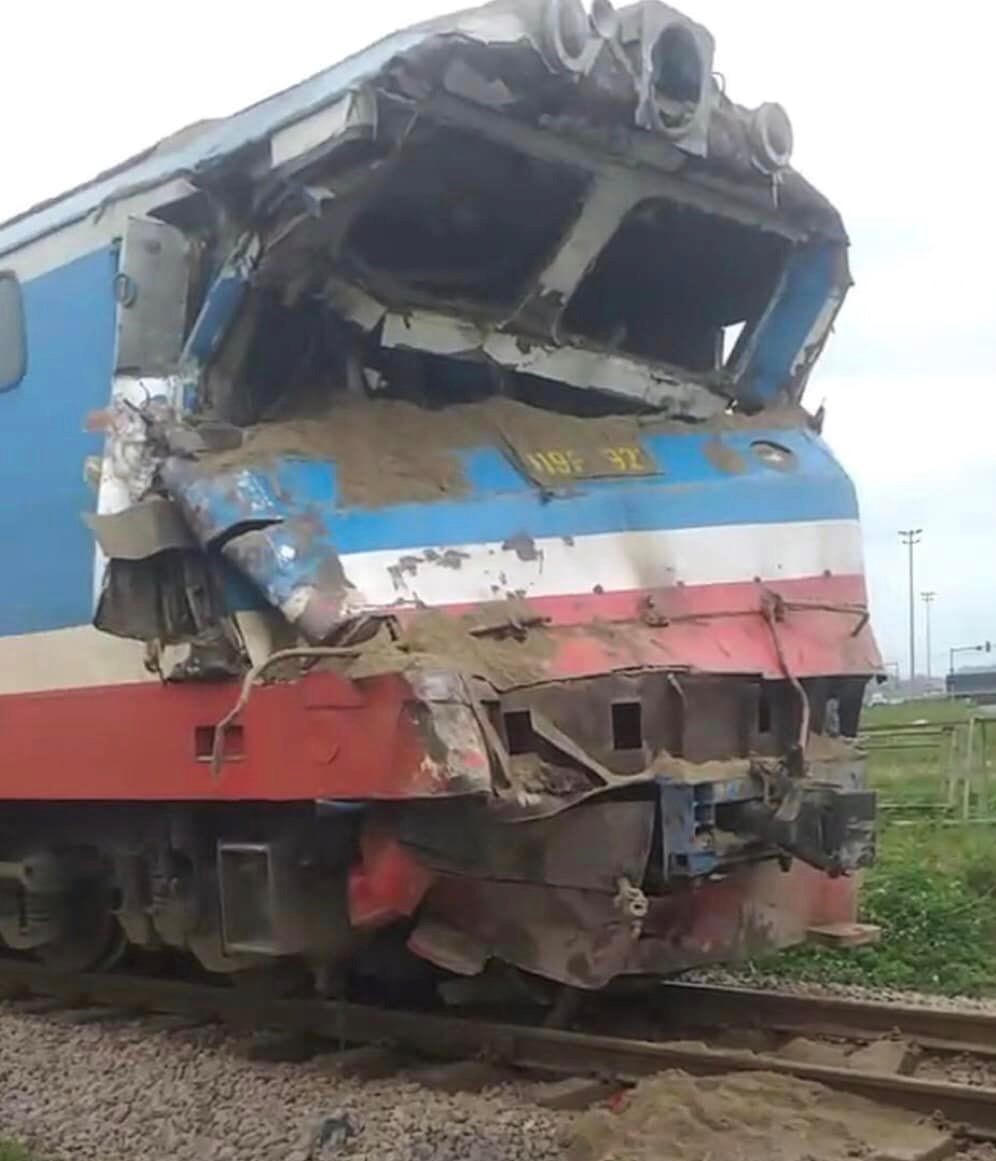 Biến dạng đầu tàu SE8 sau cú tông xe đầu kéo trên địa bàn tỉnh Nghệ An