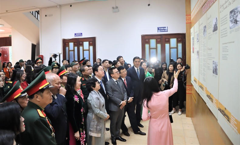 Xúc động triển lãm “Theo dấu chân Đại tướng”