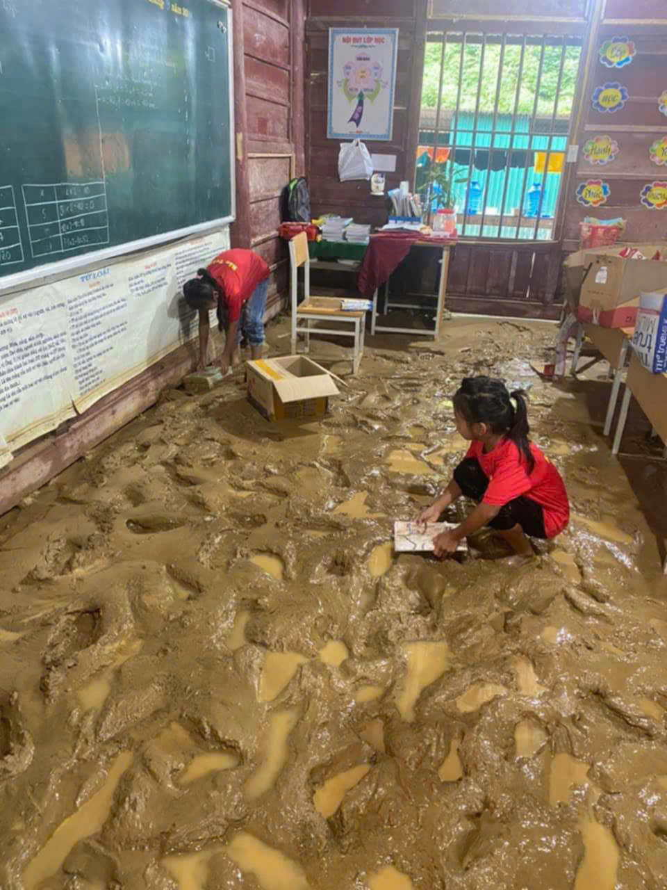 Lũ ống đổ về xã biên giới Nghệ An