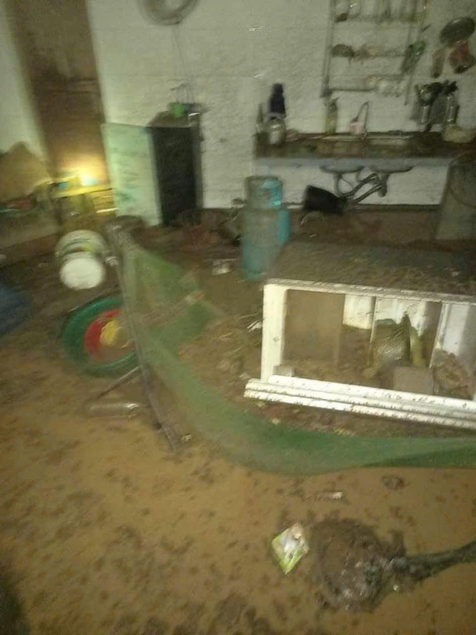 Lũ ống đổ về xã biên giới Nghệ An