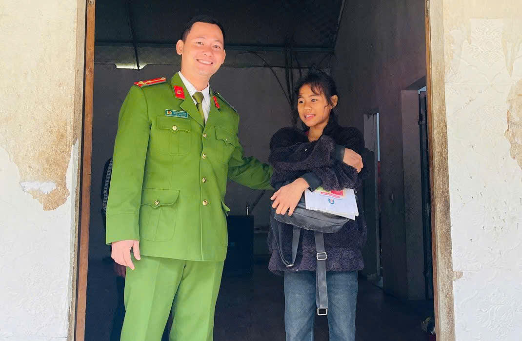 Công an xã vào tận bản vận động học sinh trở lại trường sau Tết