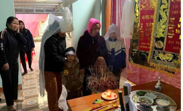  Tai nạn thương tâm, em trai bị xe cán tử vong trong lúc đưa tang anh trai